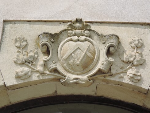 Un blason sur une porte.