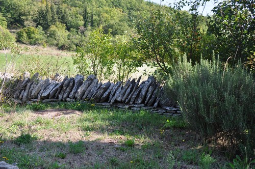 En quittant LARNAS, des constructions en pierre sèches.
