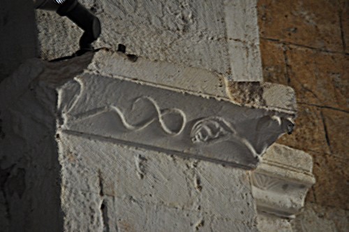 Curieux motif formé de deux serpents qui semblent sortir de masques de feuillages. 