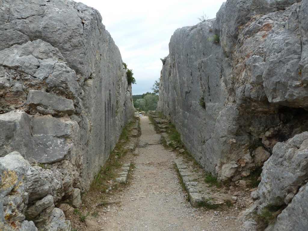 Deux murs de pierre impressionnant.