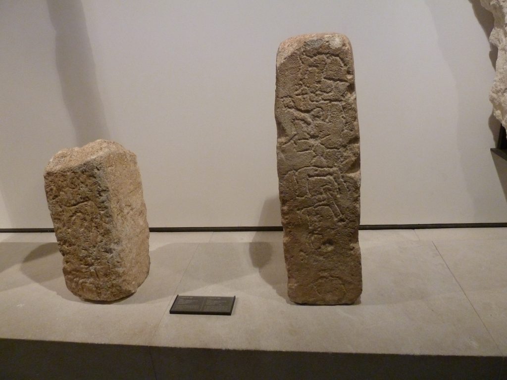 Fragment de cippe. (calcaire 5ème/4ème sièce avant JC)