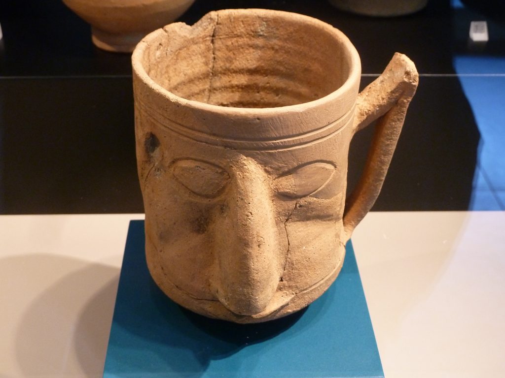 Gobelet anthropomorphe.