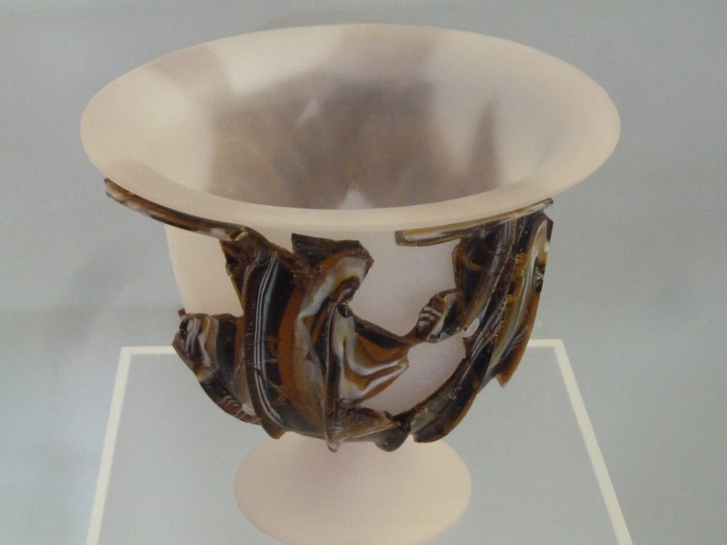 Coupe à décor mosaïqué.