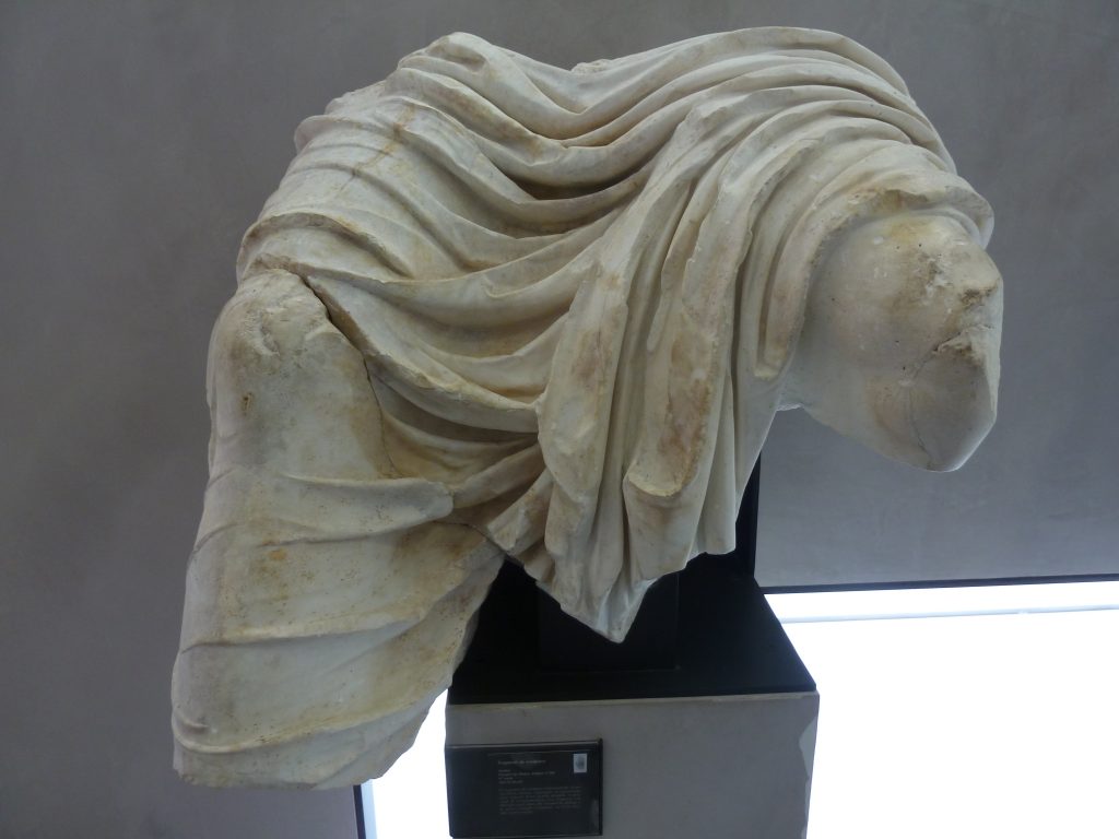 Fragment de sculpture monumentale.