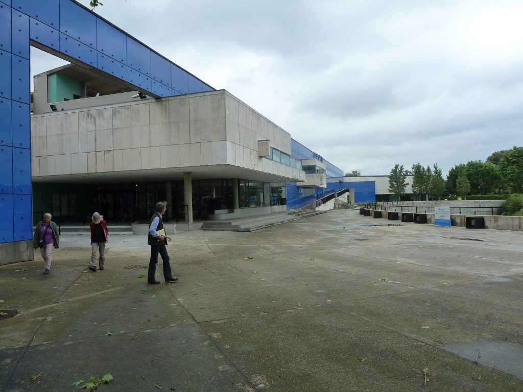 Arrivée au musée, bâtiment moderne.