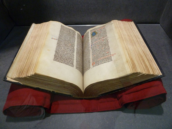 "Biblia sacra" titre donné par Louis Médard, manuscrit sur prchemin du 13ème siècle. Reliure par Beaussonnet.