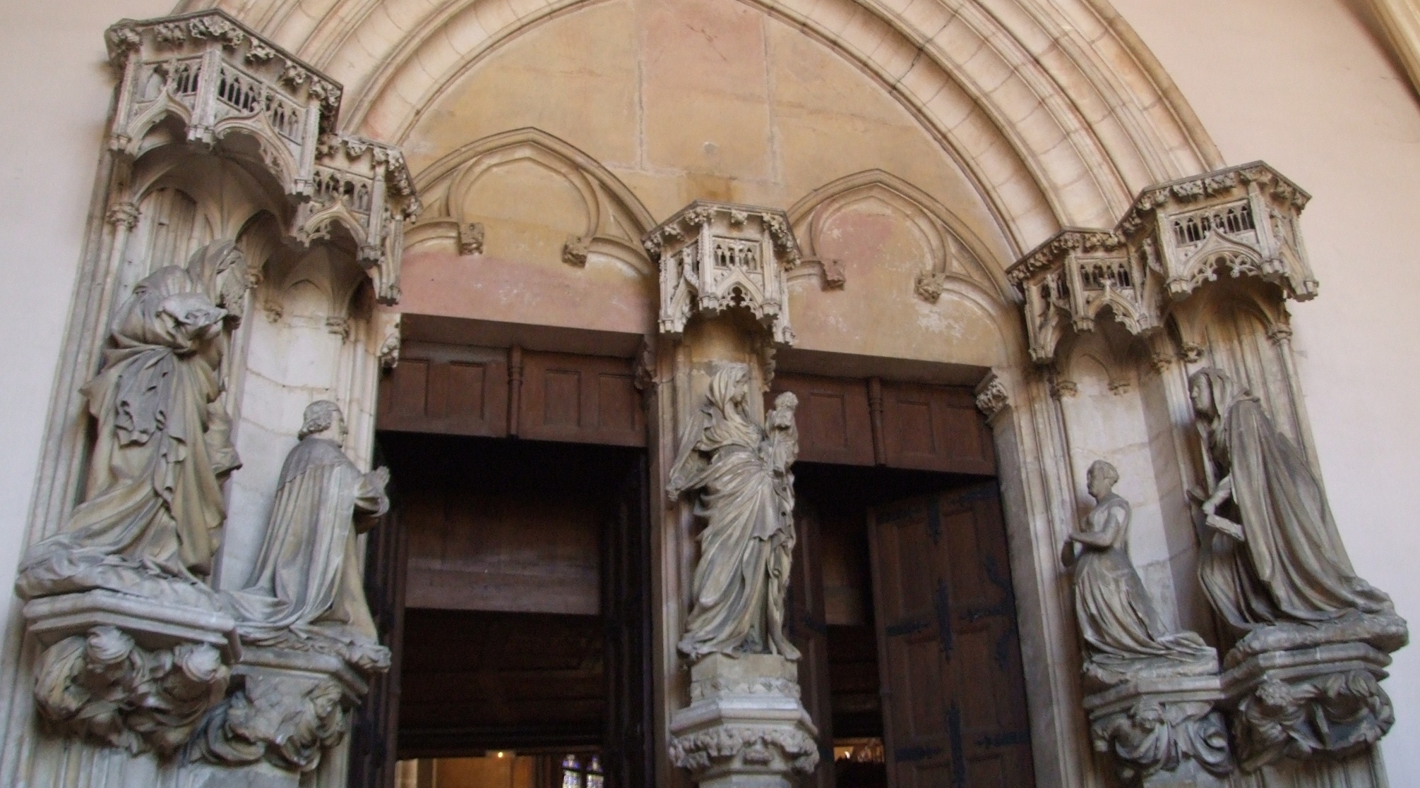 Le portail de la chartreuse de Champnol. Philippe le Hardi et Marguerite de Flandre, fondateurs de la chartreuse, sont en prière devant la Vierge et l'enfant.