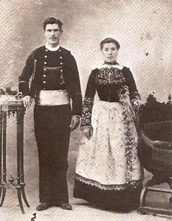 Guillaume SEZNEC et Marie-Jeanne MARC (fille d'un marchand de grain de PLOMODIEN), le 18 Juillet 1906, jour de leur mariage
