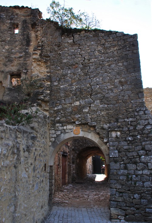 Une des nombreuses "portes" du village.
