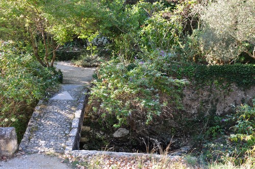 Petit pont de pierres accédant au Jardin dit "Du Curé"