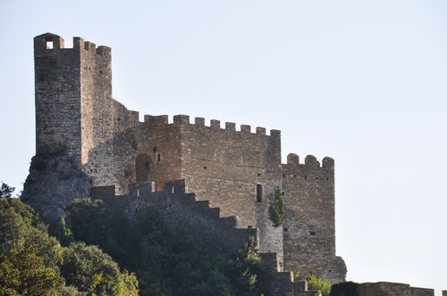 Vue sur les remparts et le château fort.