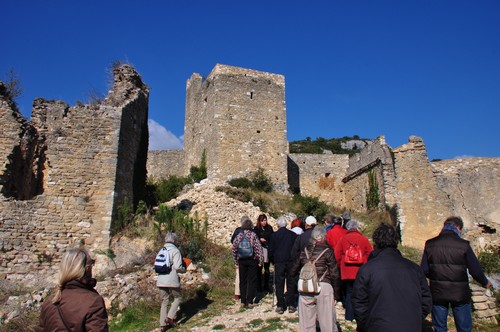 L'église en ruine jouxtant le chateau fort.